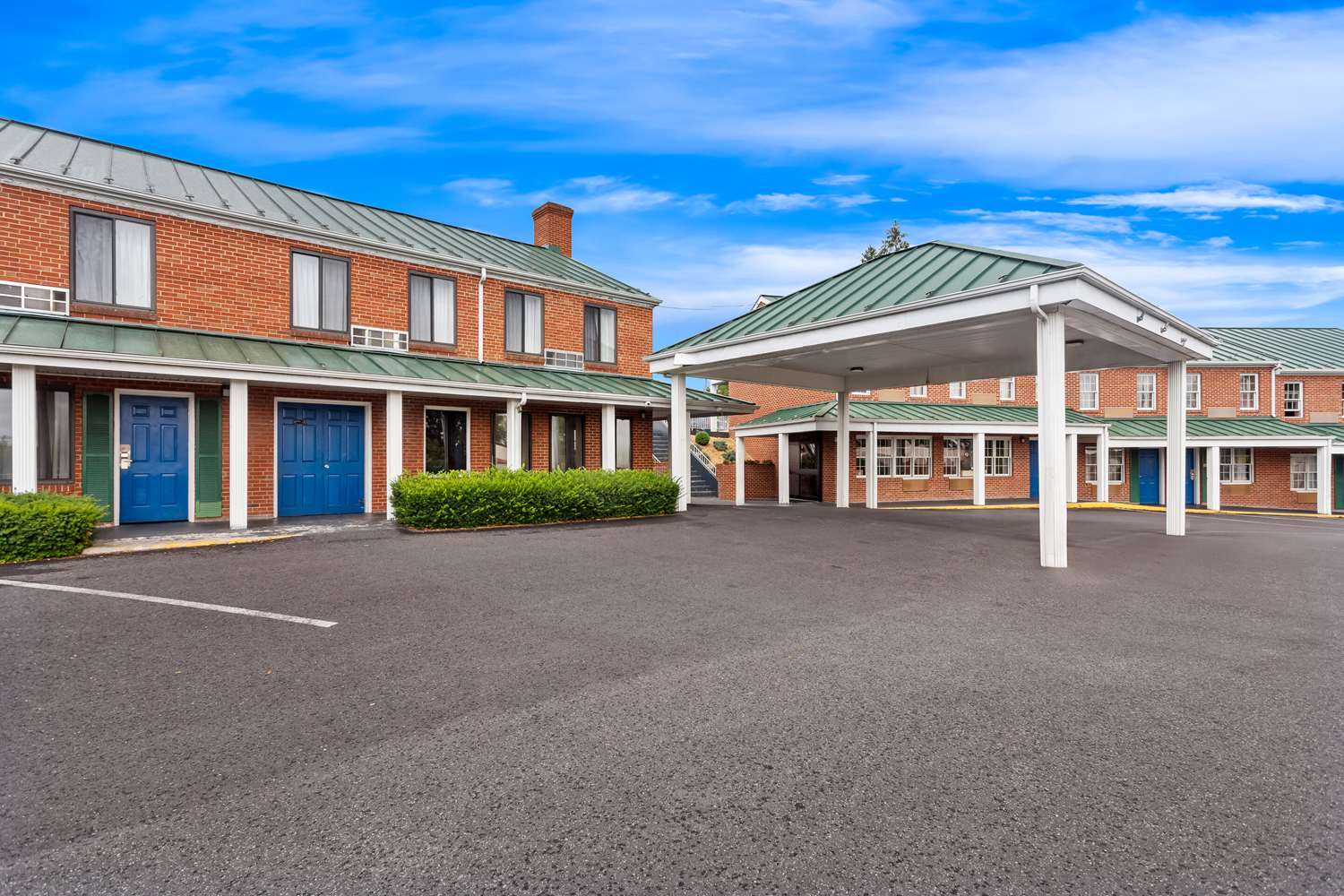 Econo Lodge Waynesboro - Skyline Drive, VA 19/24