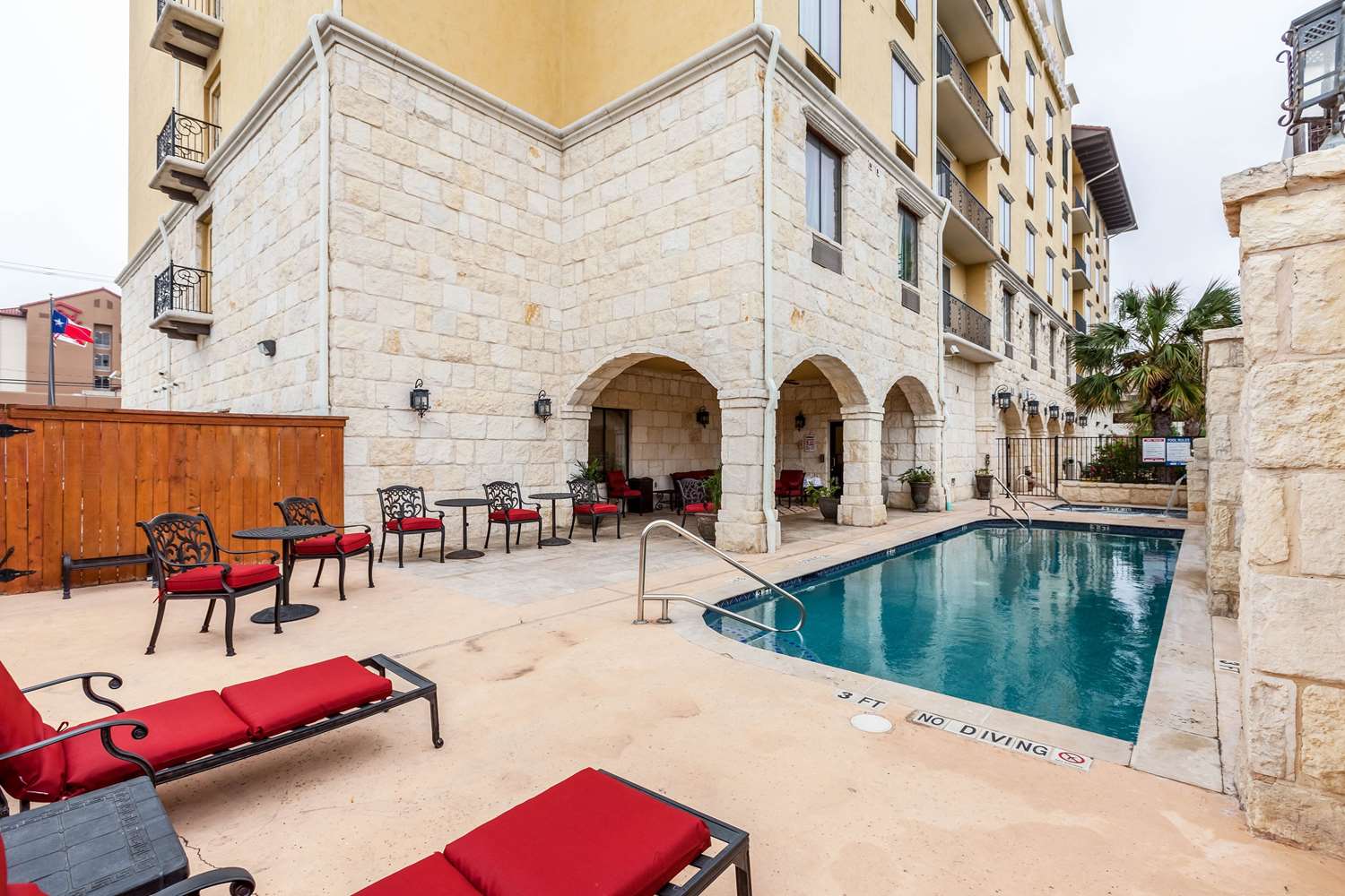 Comfort Suites Alamo Riverwalk 32/35