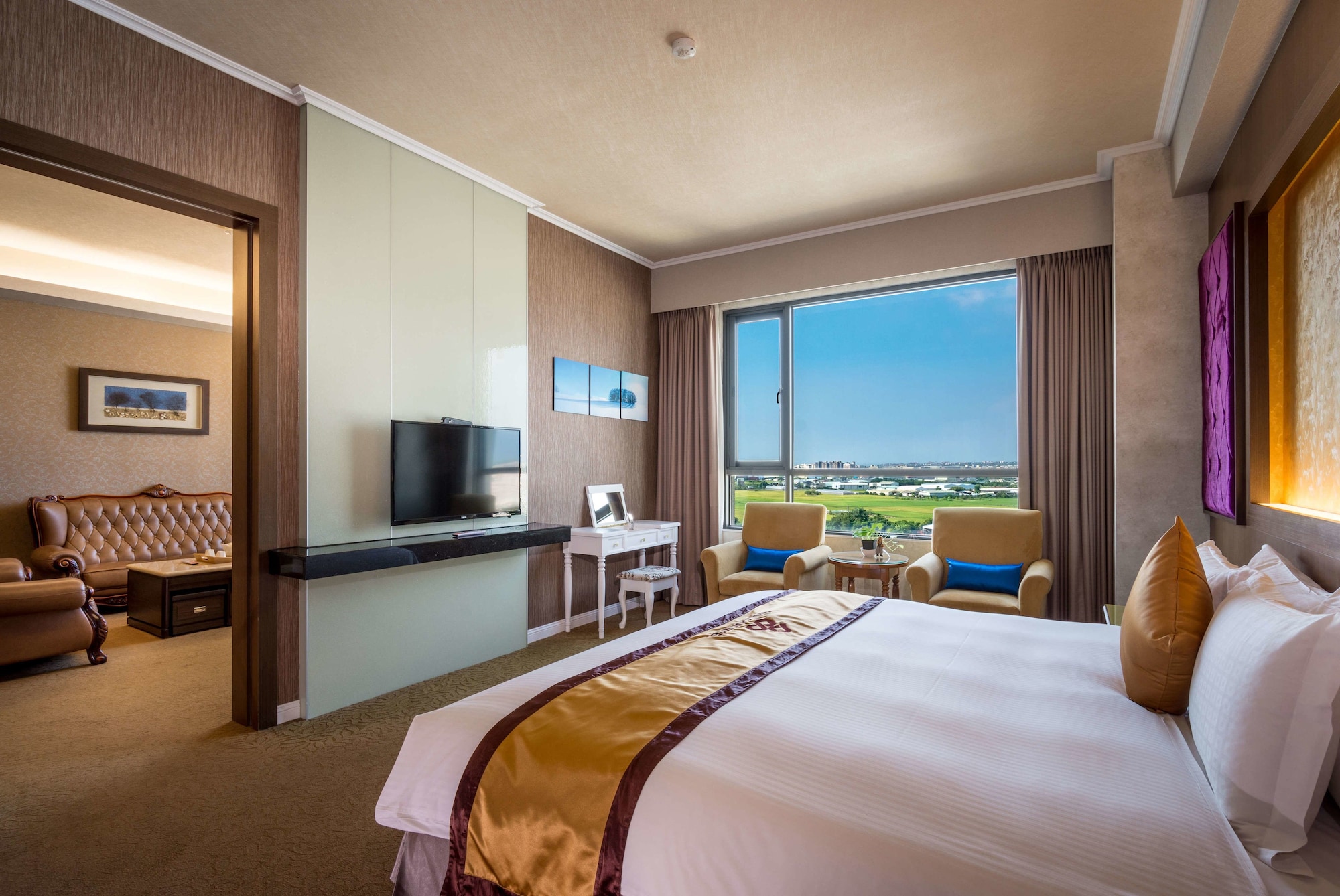 TOWER, LUXURY, STUDIO, SUITE, QUEEN BED, CITY VIEW