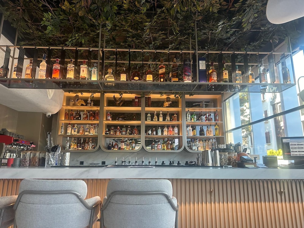 FOUR HILLS HOTEL 4/37