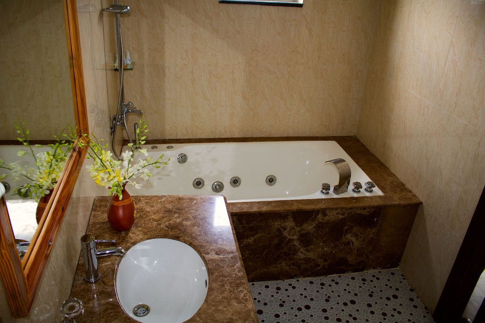 Ngoc Chau Hotel 58/60
