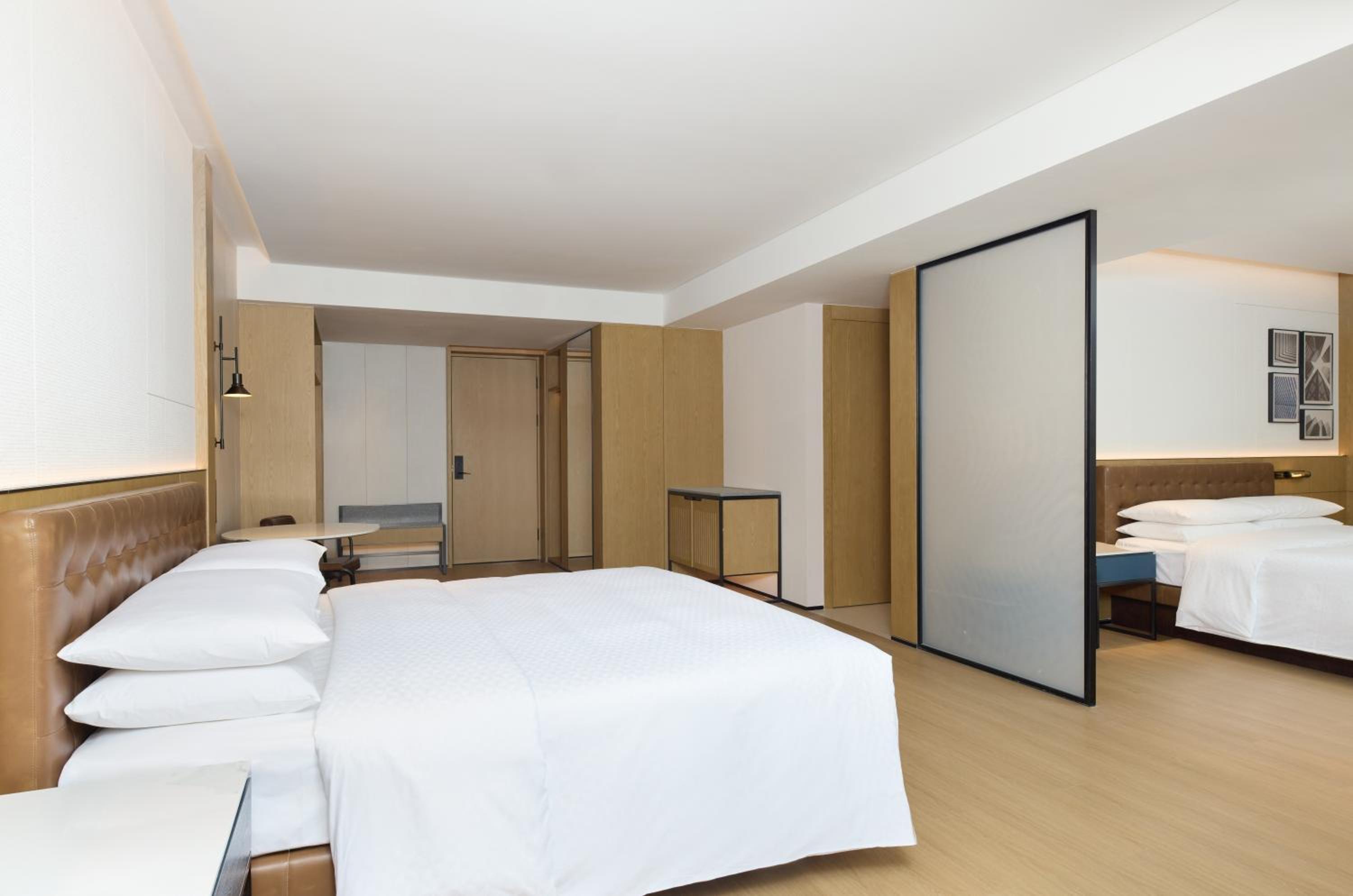 Select, Family, 2 King Beds, City View