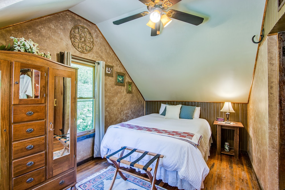 Butterfly Hollow Bed and Breakfast 4/32