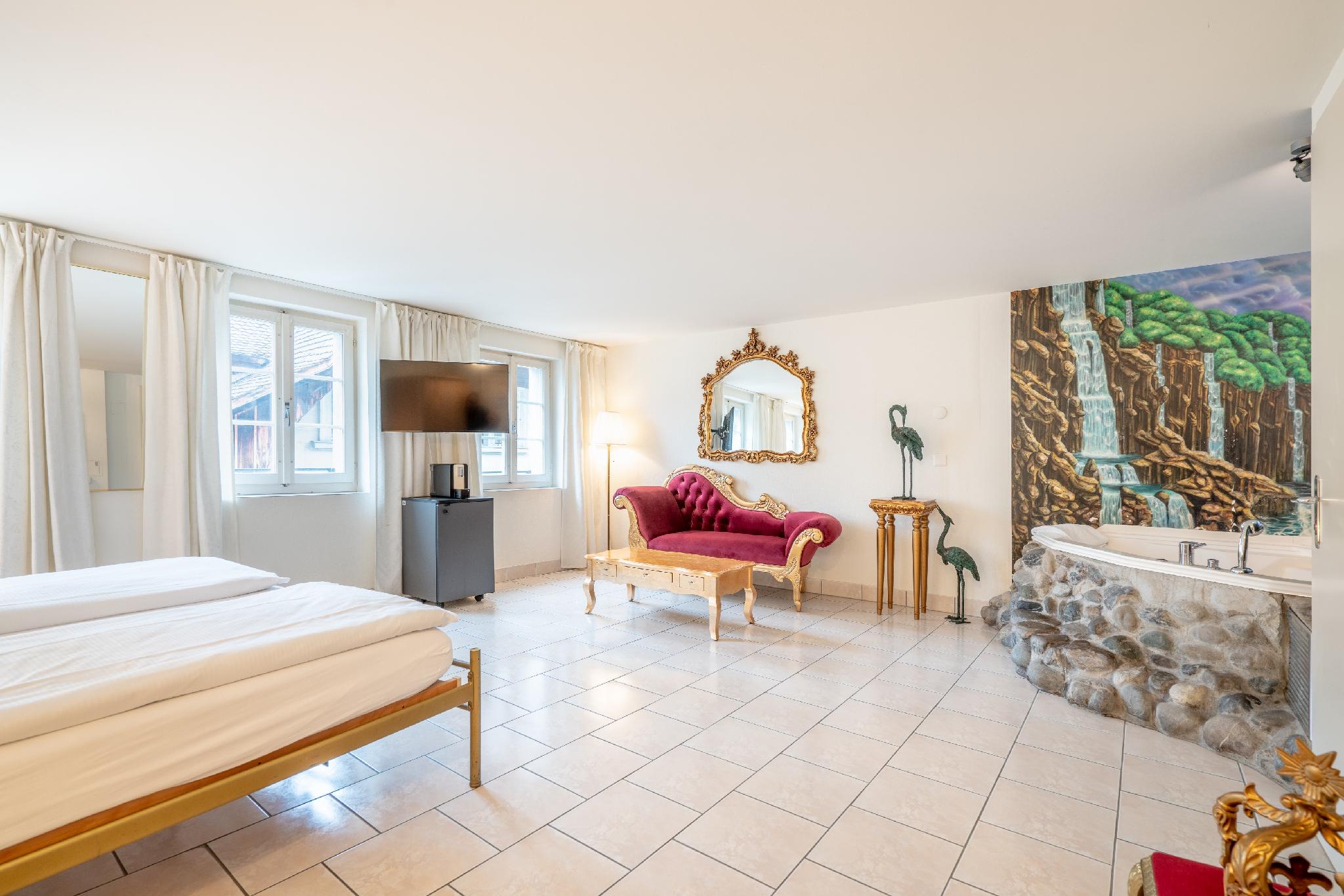 SUITE, KING BED