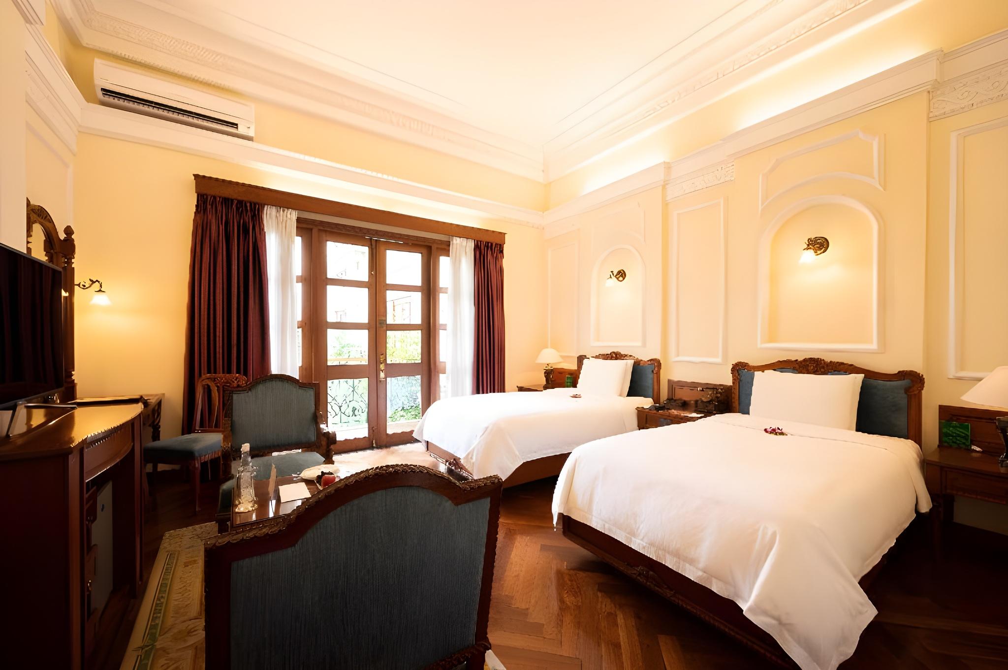 Pool, Century, Deluxe, Twin Beds