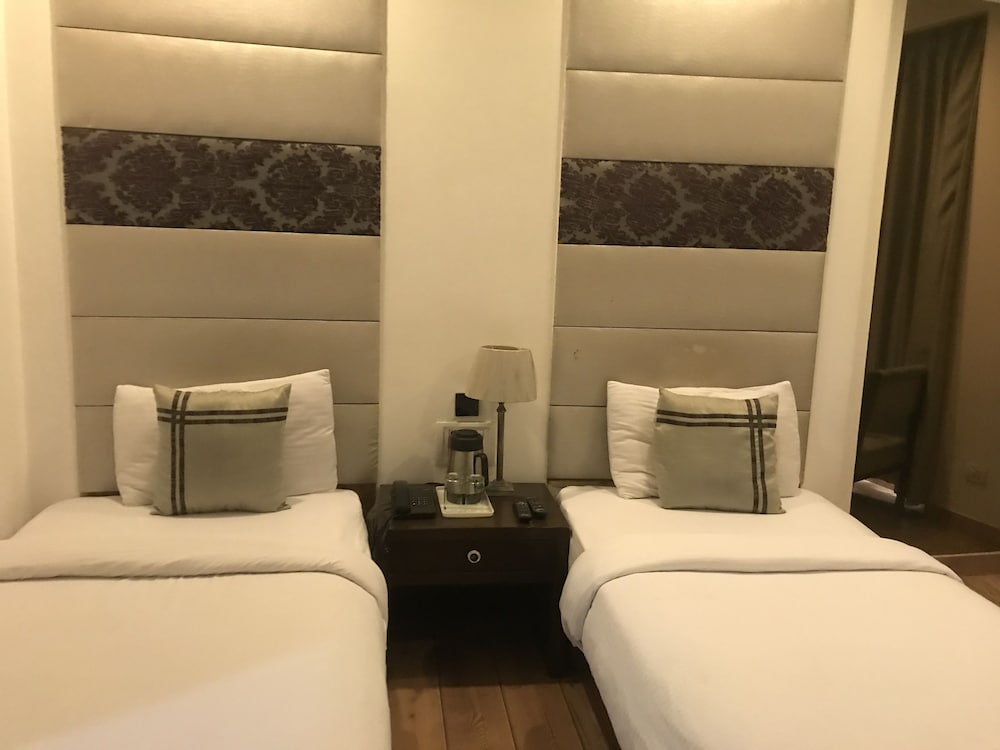 Hotel Orchid 12/26