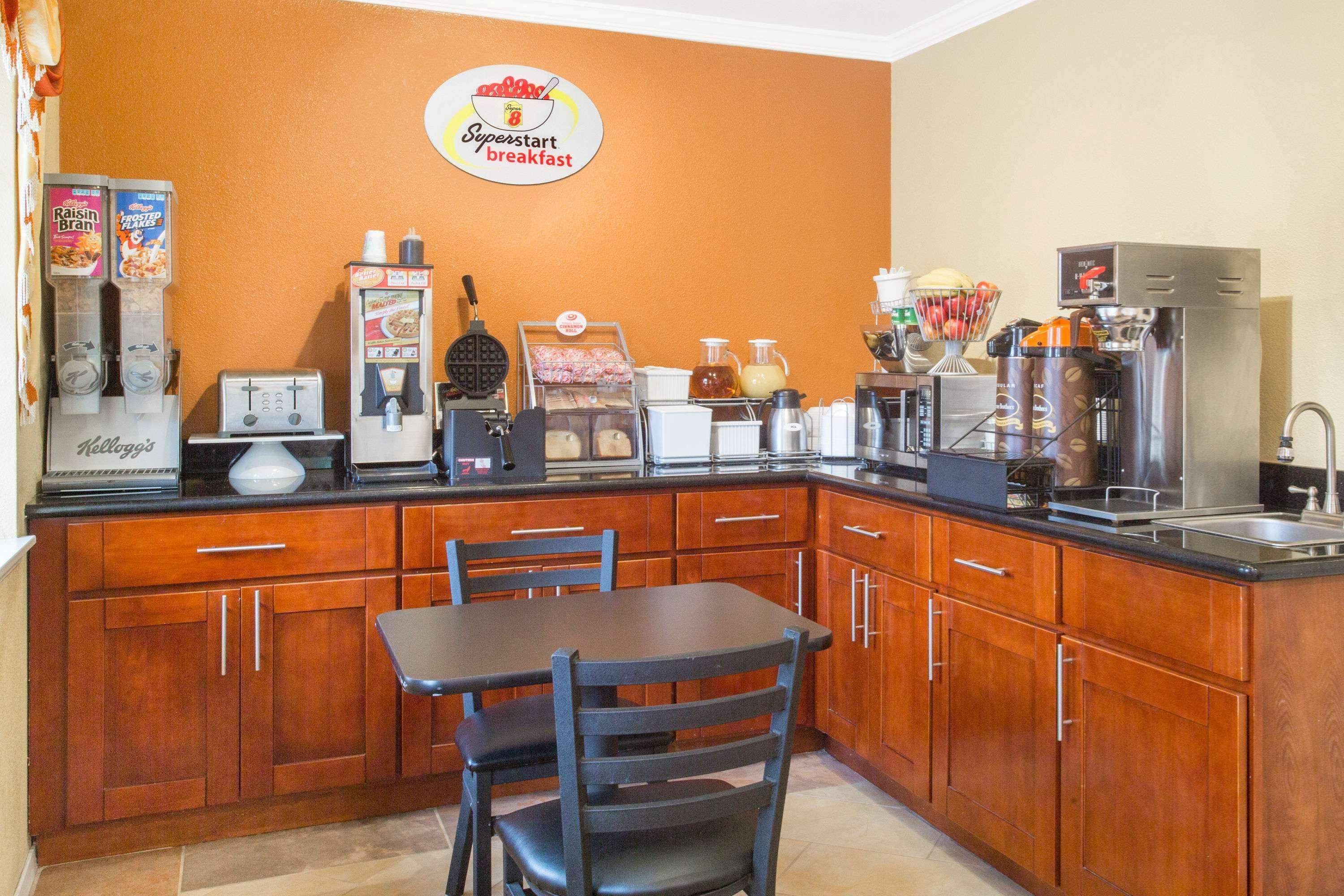 Upper Lake Inn & Suites 22/28