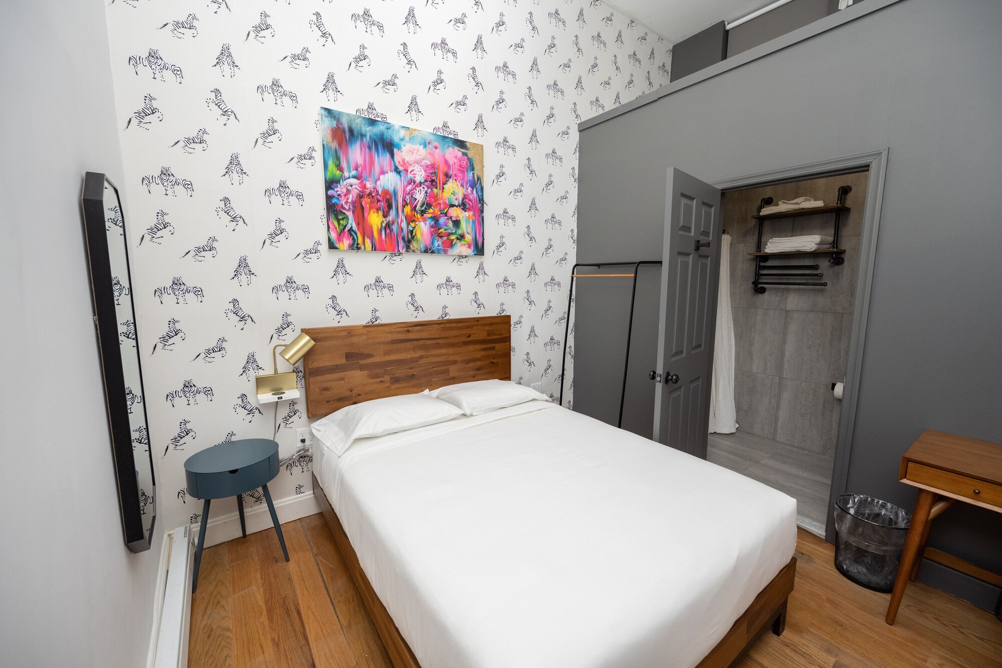 SUITE, QUEEN BED