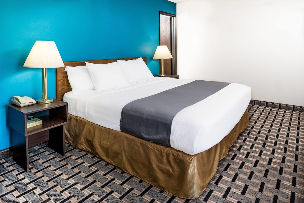Super 8 By Wyndham Lincoln West 15/31