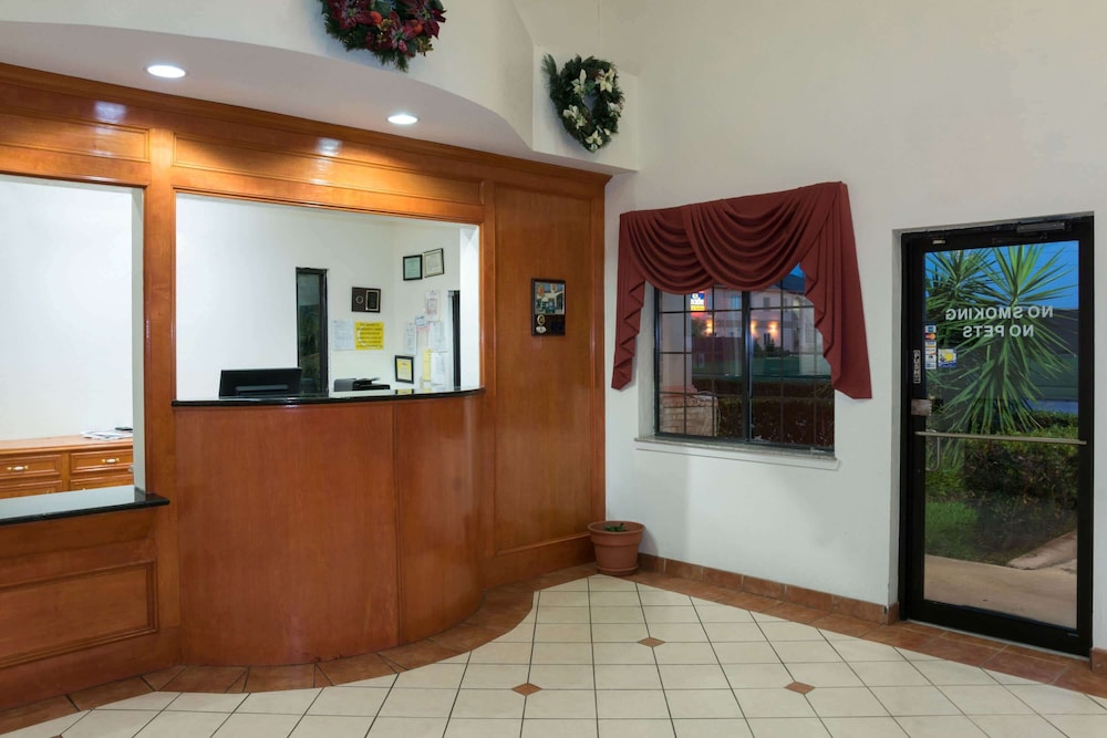 Super 8 by Wyndham Stafford Sugarland Area 7/20