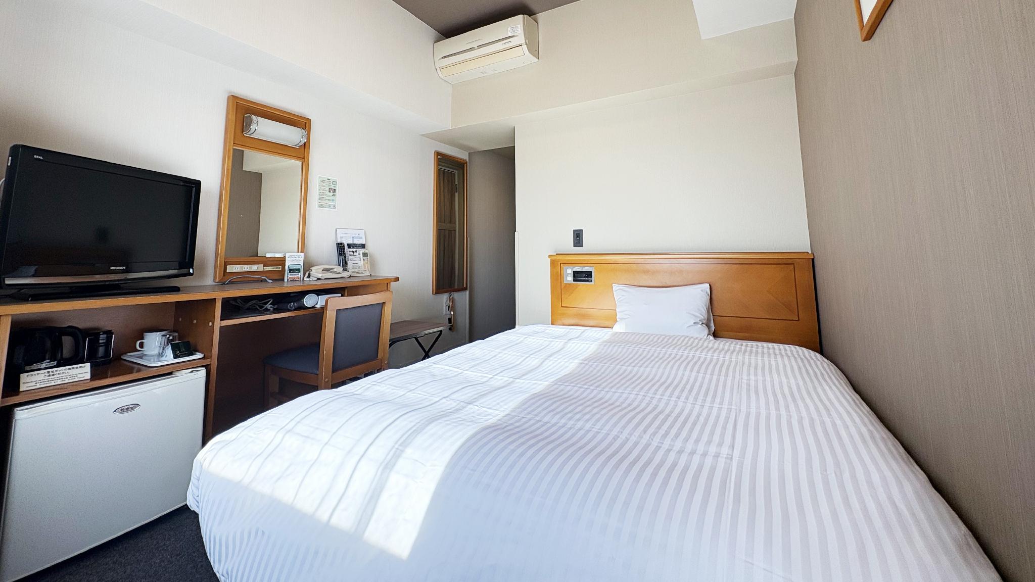 Room, Single, Double Bed, Smoking Type Not Guaranteed