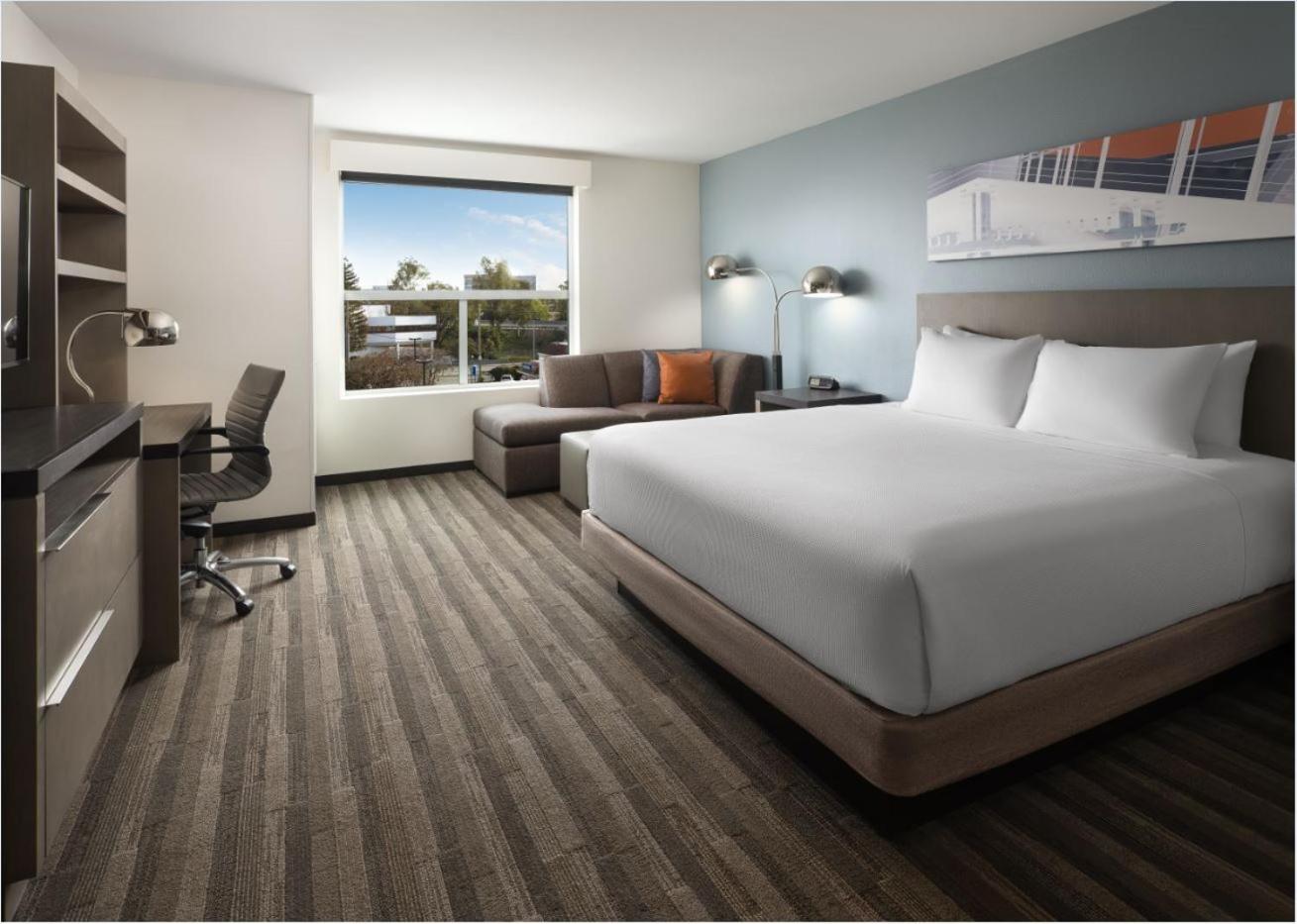 Room, King Bed, Den, Accessible
