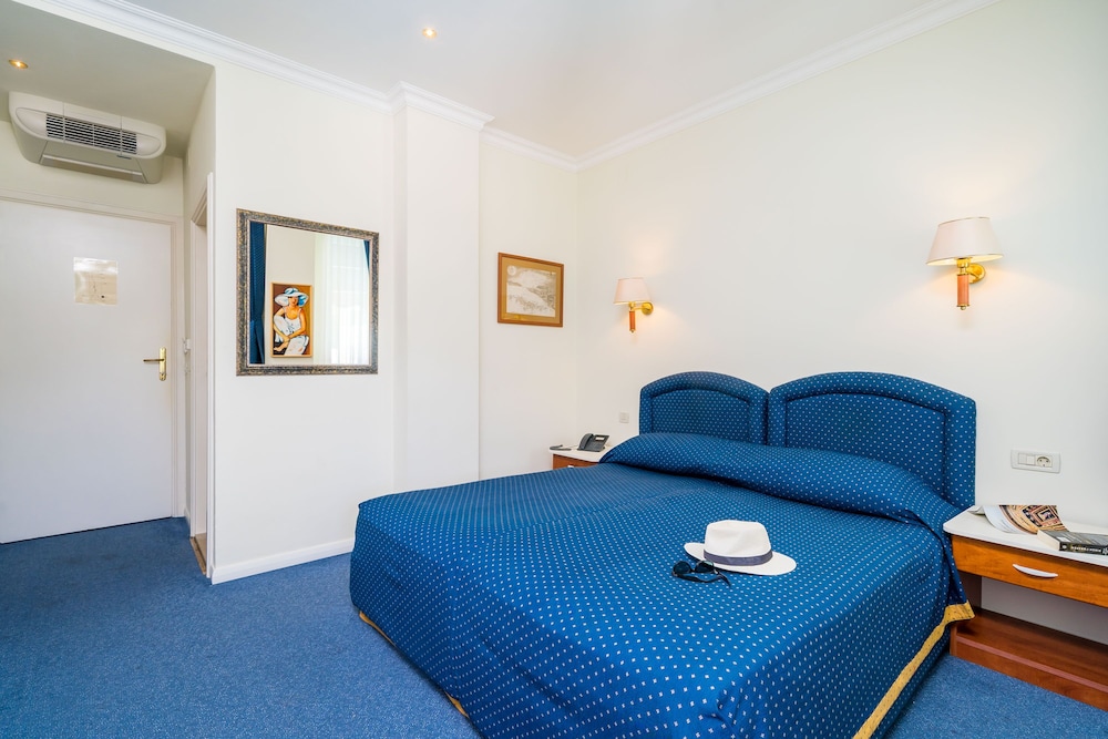 ROOM, DOUBLE OR TWIN BED