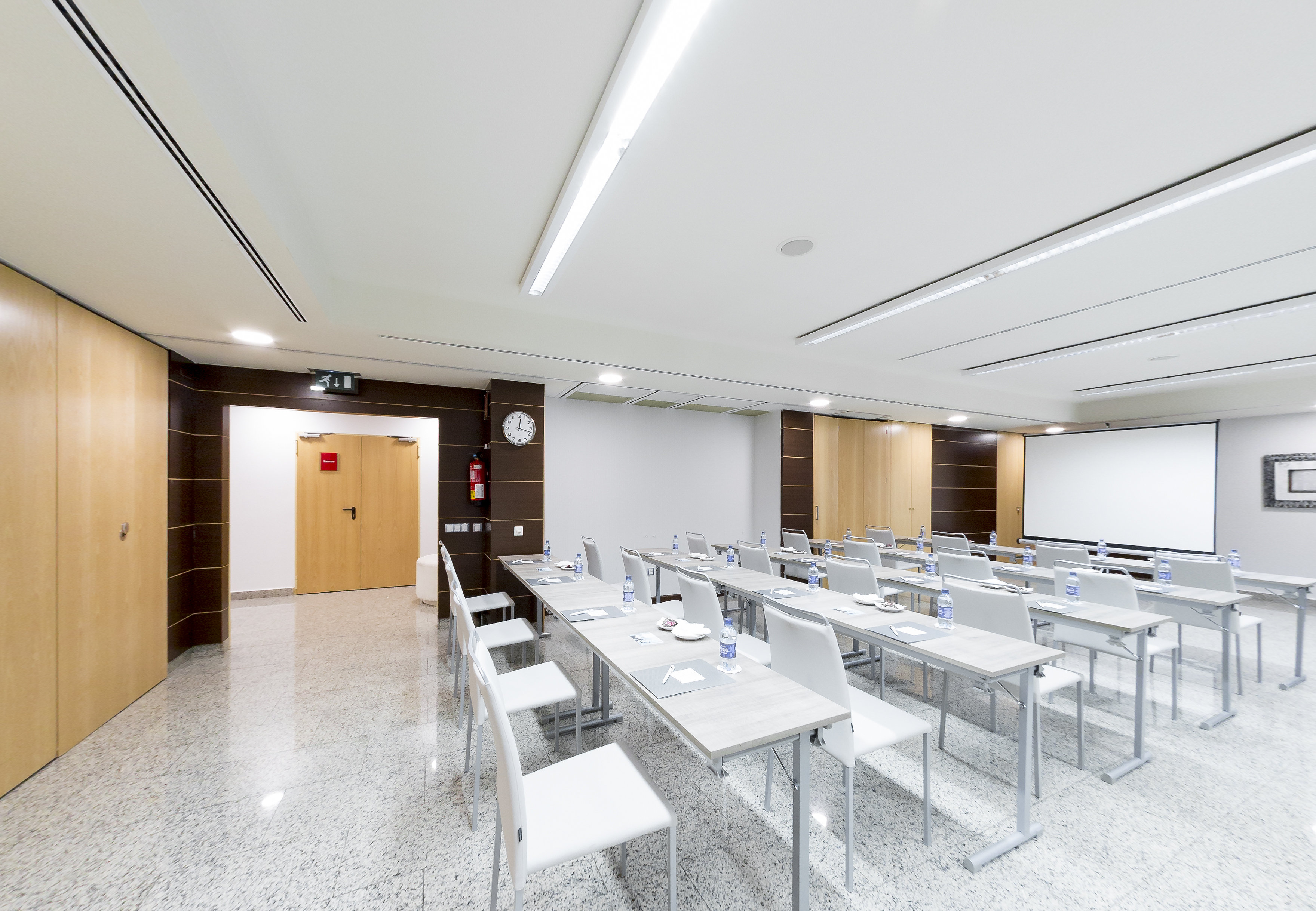 Crowne Plaza Madrid Airport Hotel 66/76