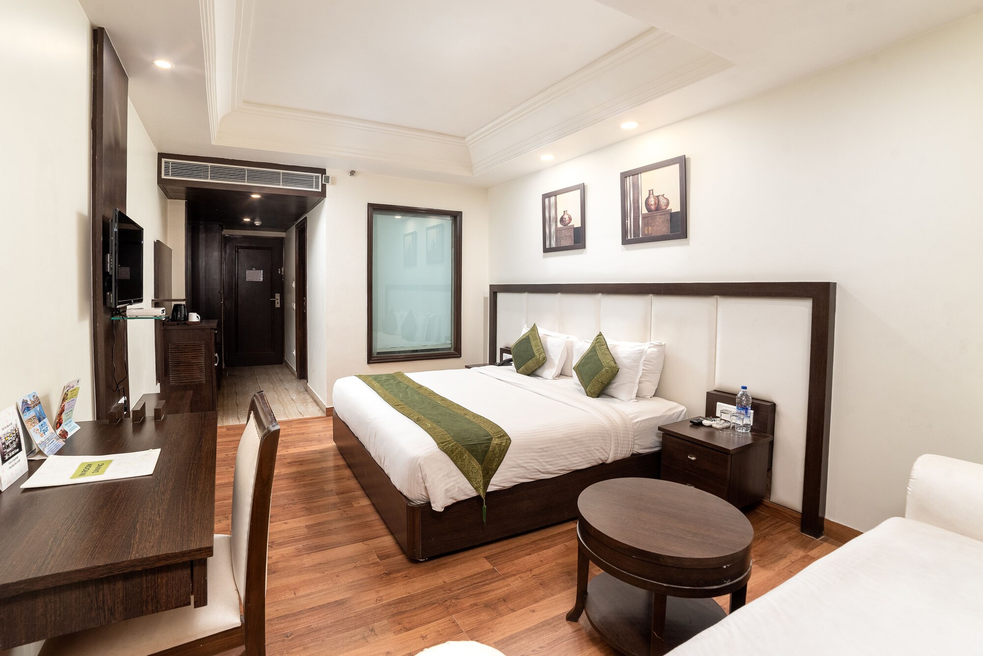 DELUXE, DOUBLE OR TWIN BED