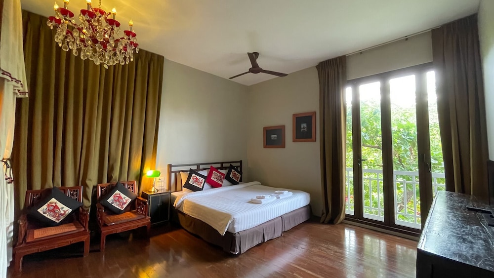 DELUXE, KING BED, CANAL VIEW
