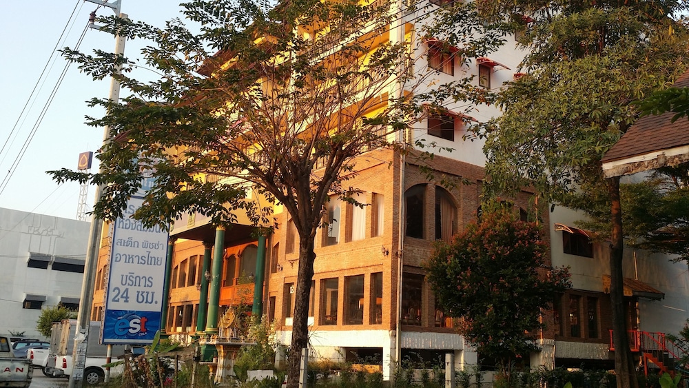 OYO 75466 13 Coins Bang Yai Hotel 9/20