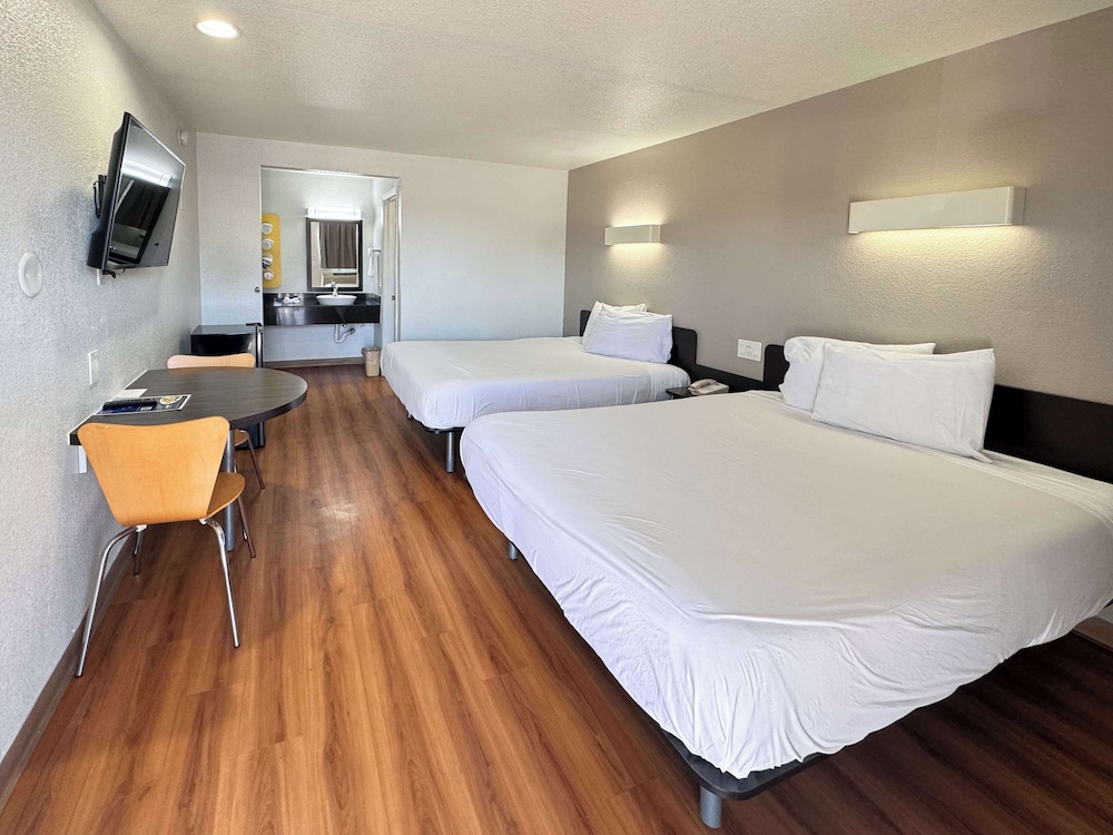 STANDARD, 2 DOUBLE BEDS