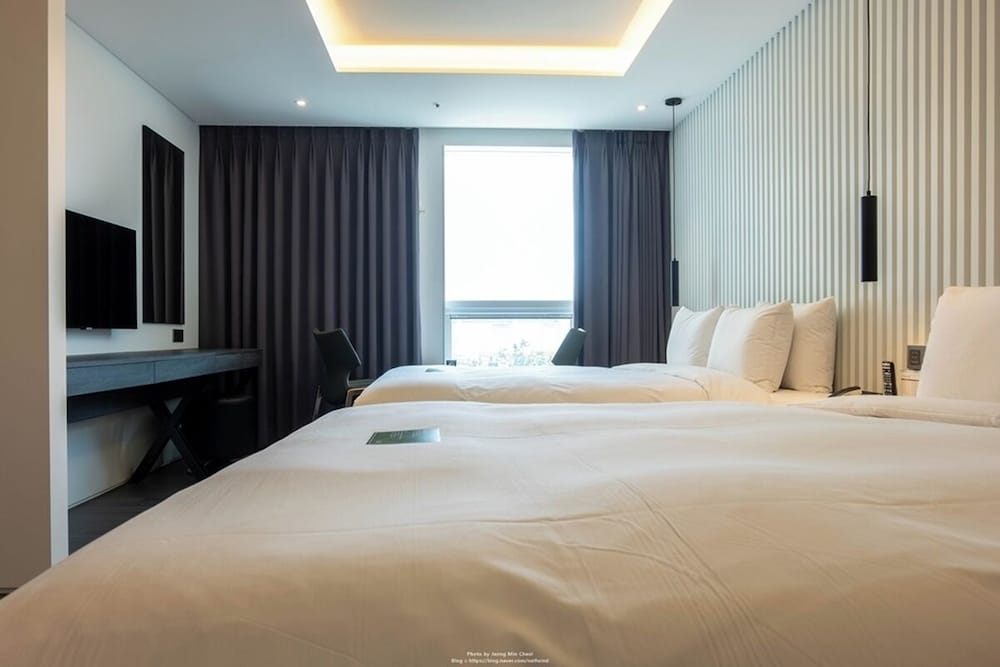 ROYAL, SUITE, CORNER