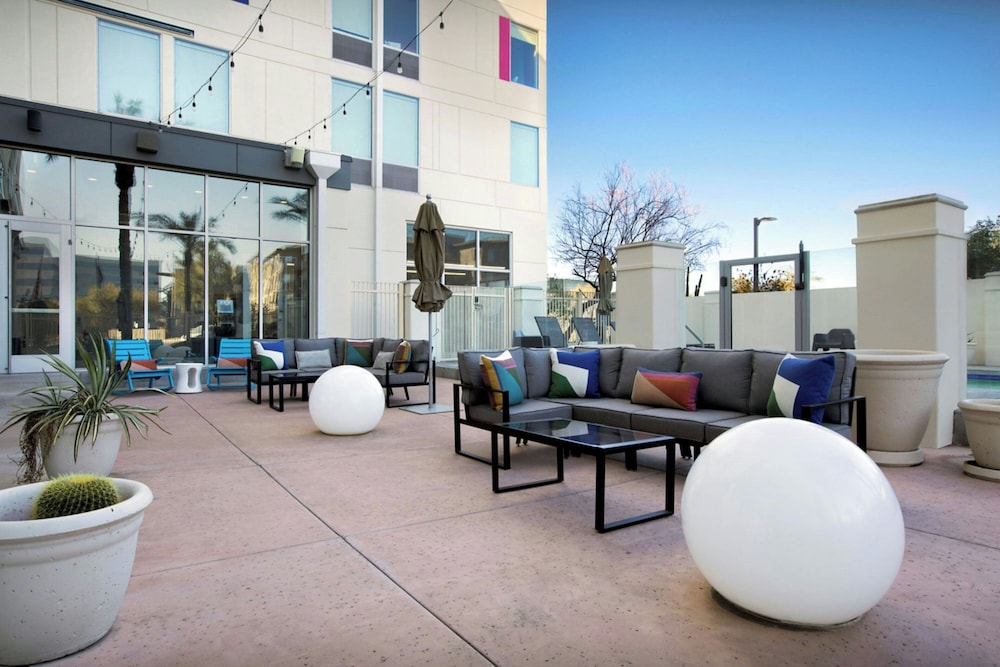 Aloft Phoenix Airport 35/62