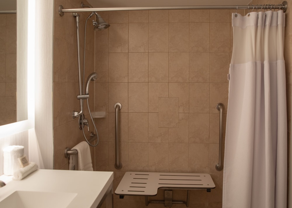 Crowne Plaza Chicago Northbrook 65/66