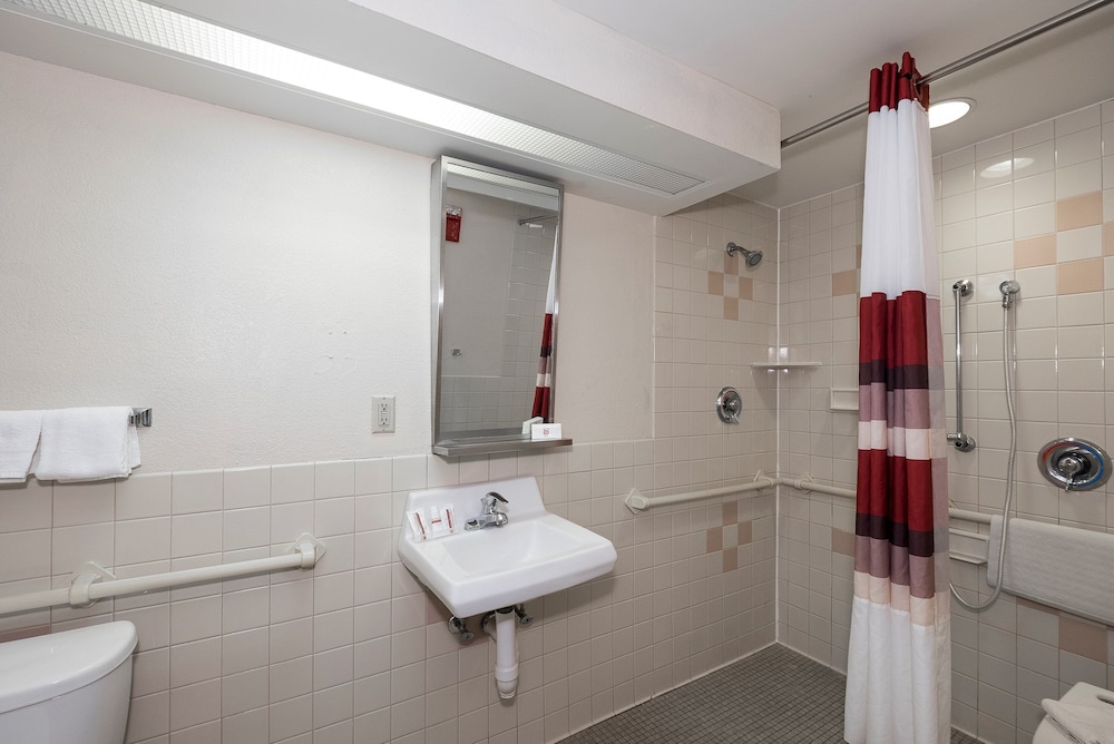 Red Roof Inn Lancaster 10/32