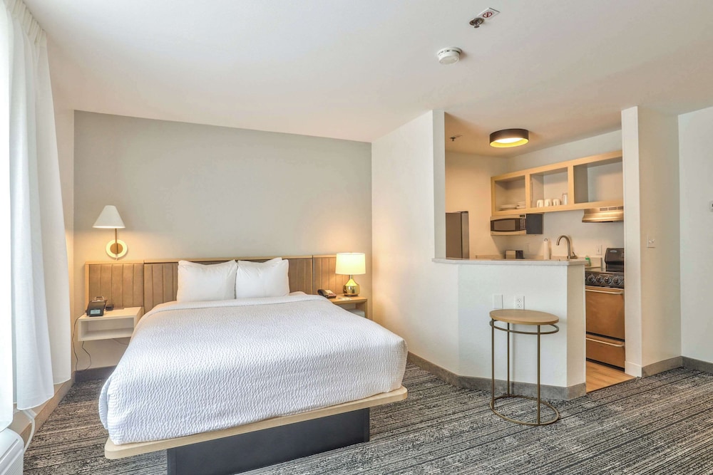 SUITE, QUEEN BED, SOFA