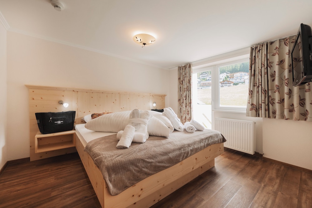 2 Bedrooms, Family, Apartment, 1 Queen and 1 Bunk Bed, Mountain Side, Sofa, Balcony