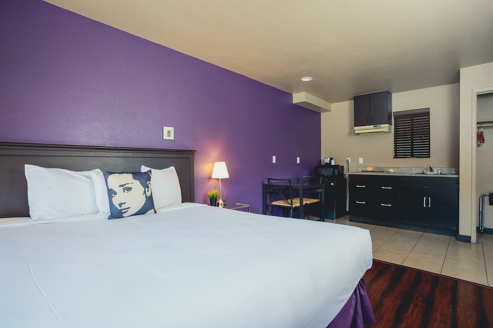 Alura Inn 11/25
