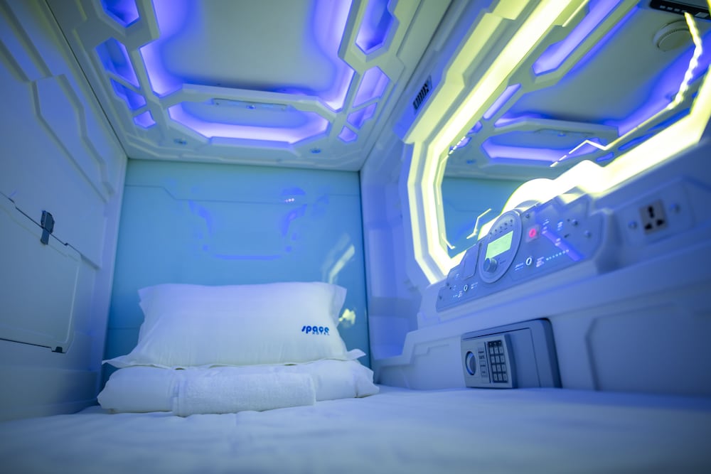 Space Hotel 37/50