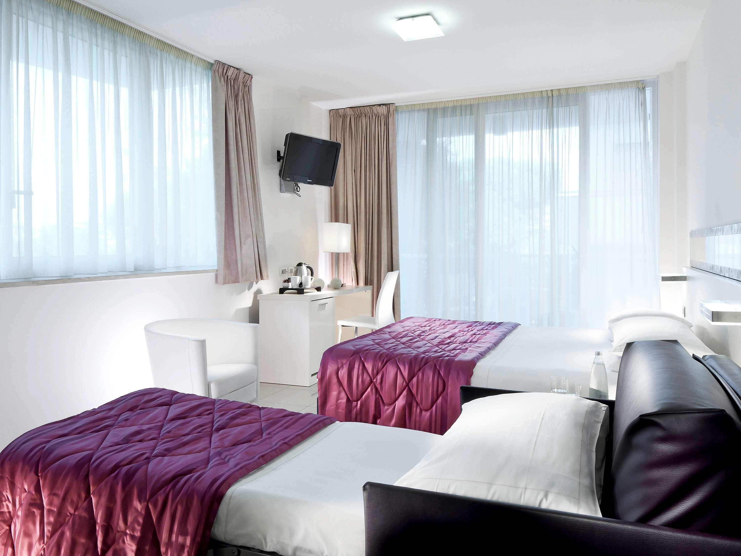 Superior, Double Bed, Side Sea View, Terrace 2/5