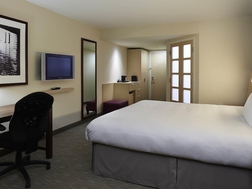 NOVOTEL MONTREAL AIRPORT 12/50