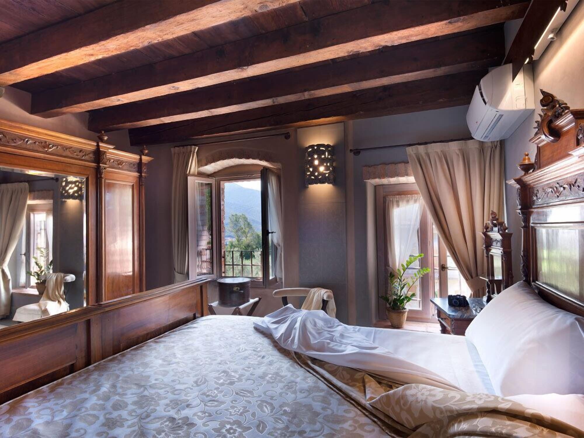 ROOM, DOUBLE OR TWIN BED
