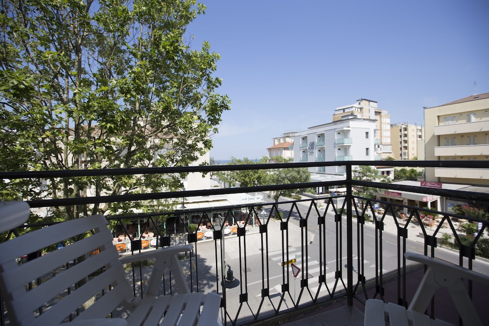 Desiree Hotel 23/25