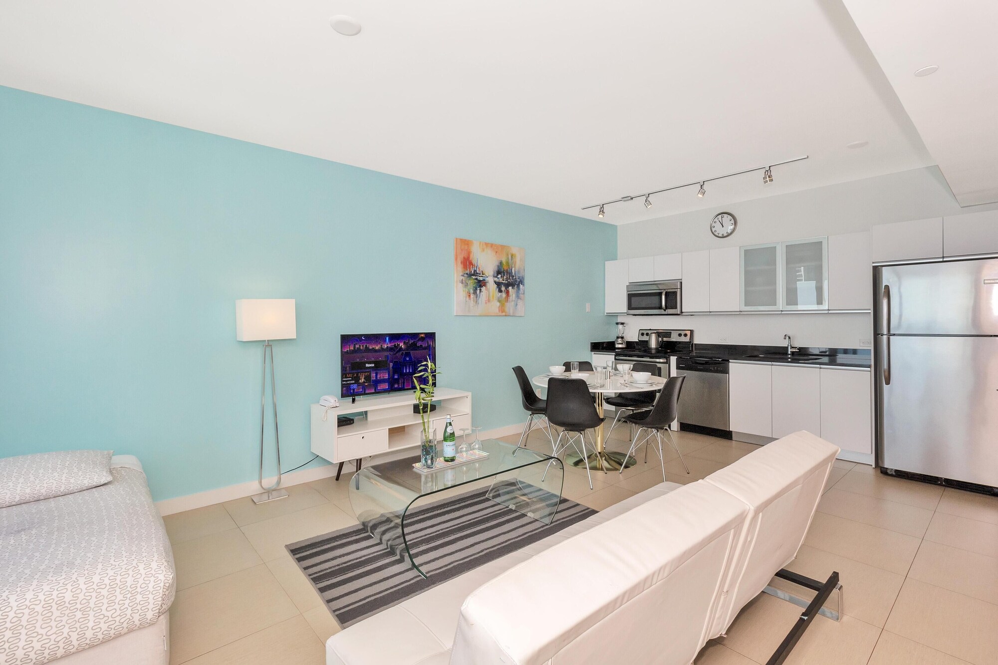 شقة بسرير كينج وسرير فردي بإطلالة على المدينة بشرفة بغرفة نوم واحدة مع أريكة، Dharma Home Suites Miami At Monte Carlo 9/10