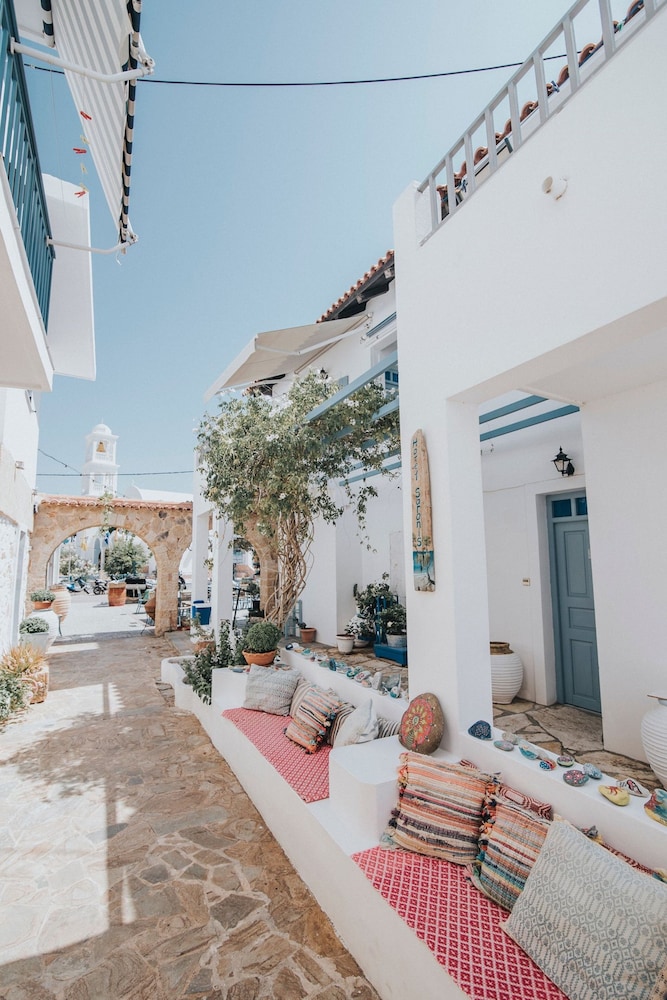 Saronis Hotel 3/50
