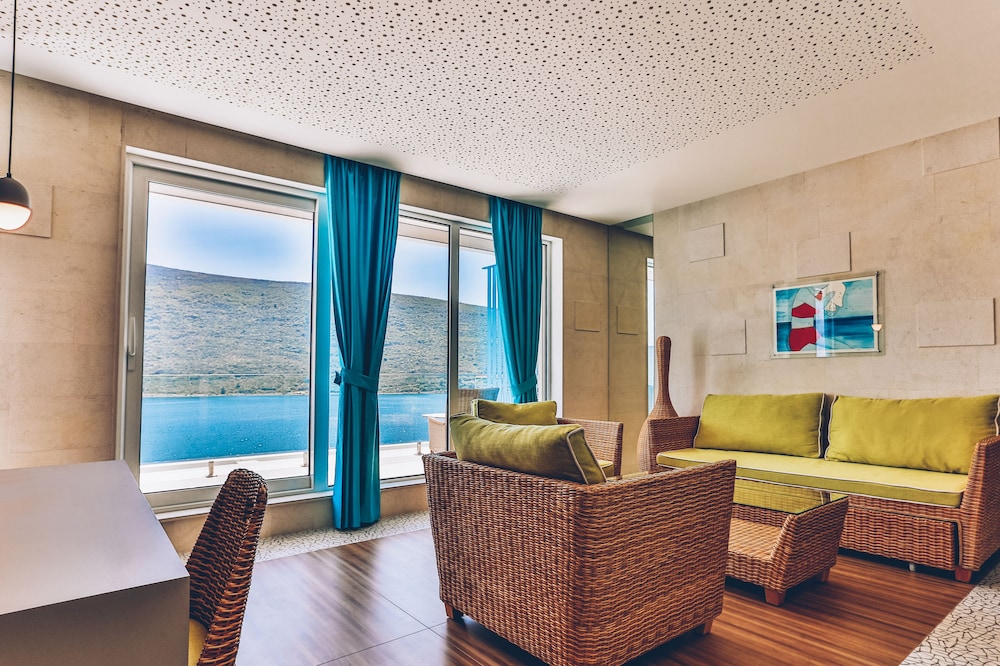 Carine Hotel Kumbor 29/50