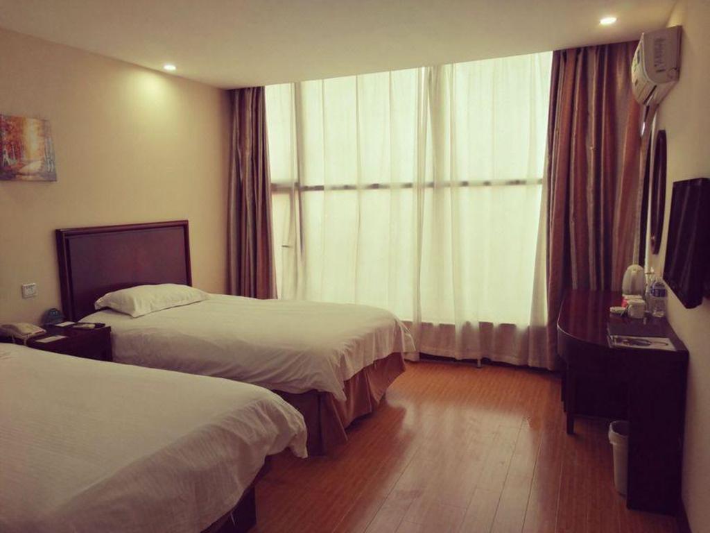 GreenTree Inn Qingdao Jiaozhou Sanlihe Park Express Hotel 10/40