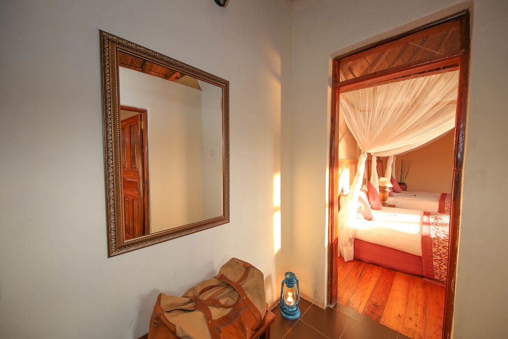 Crater Safari Lodge 9/50