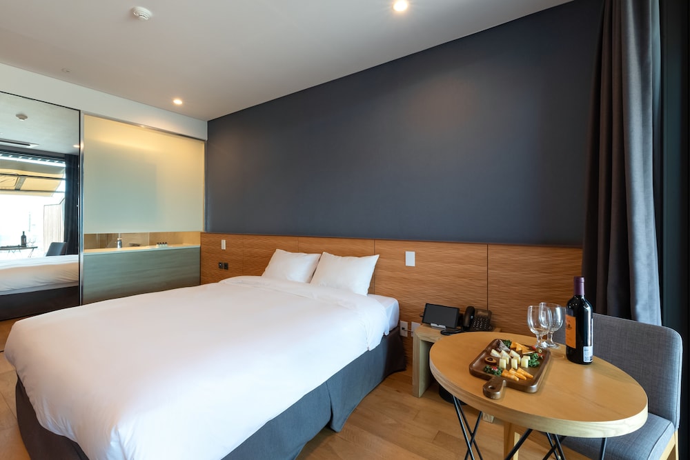DELUXE, DOUBLE BED, SEA VIEW