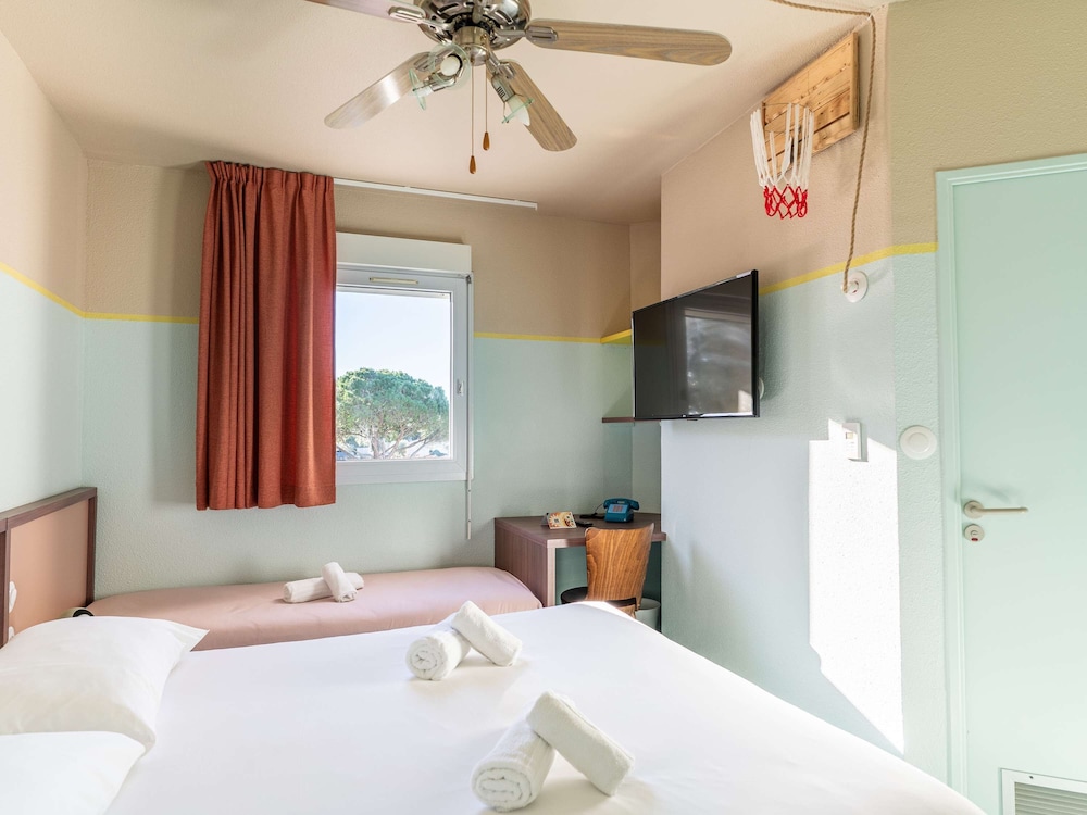 Pop, Family, 1 Double and 1 Single Bed