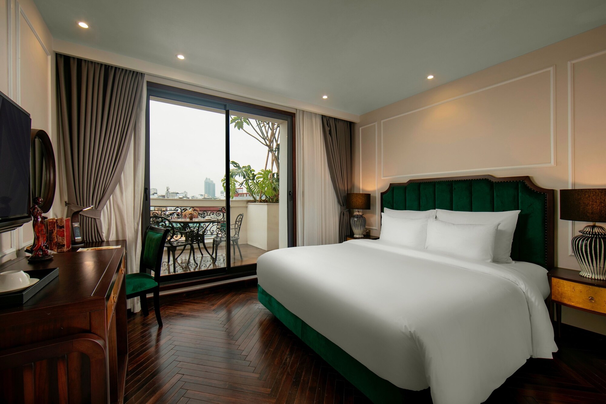 SUITE, CITY VIEW, TERRACE