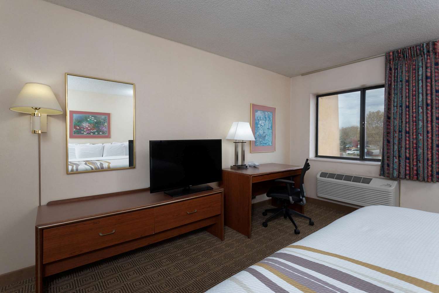 Norwood Inn & Suites by BlissPoint 29/38