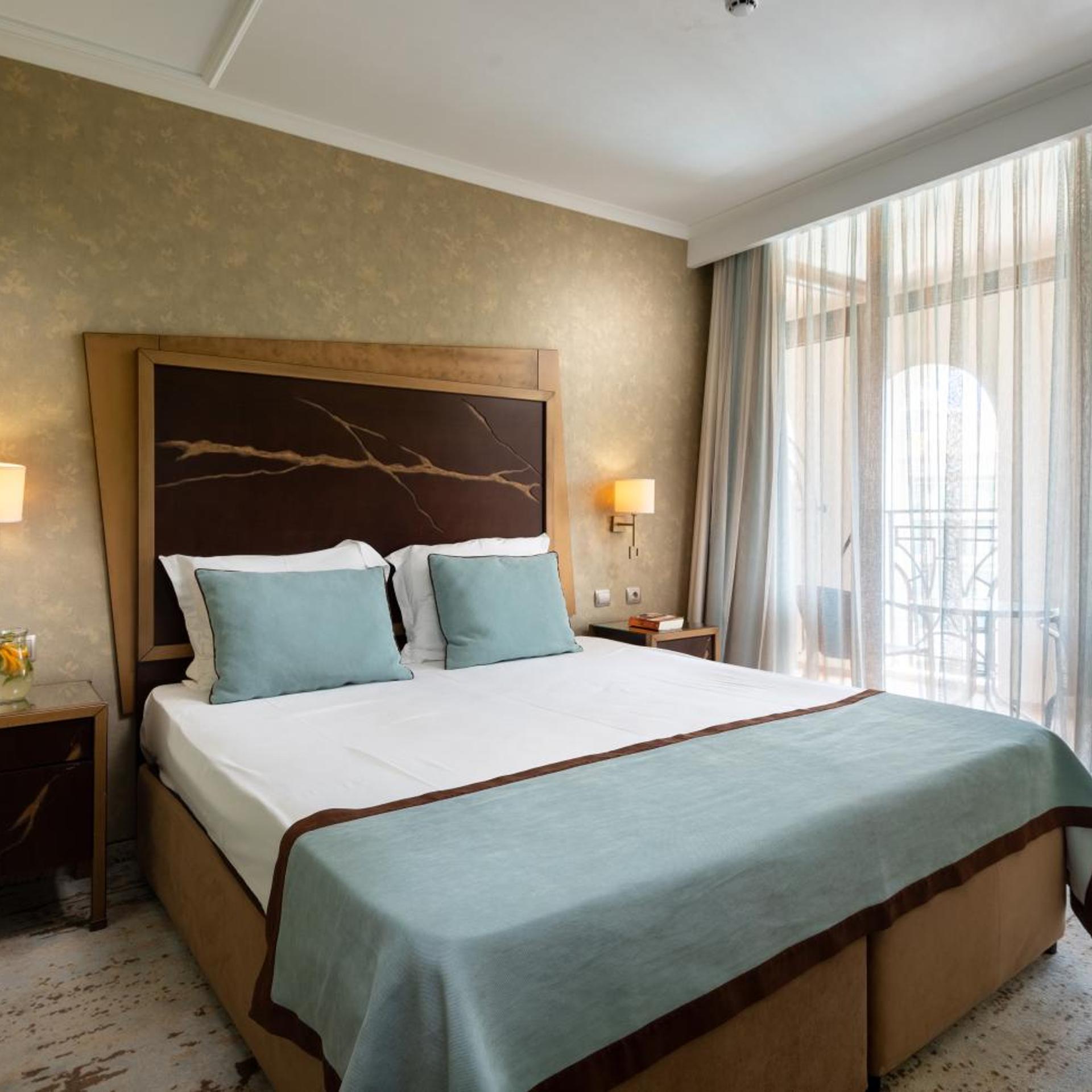 Suite, King Bed, Lateral Side Sea View