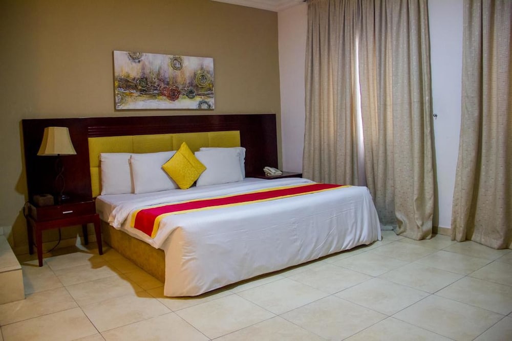 STANDARD, QUEEN BED