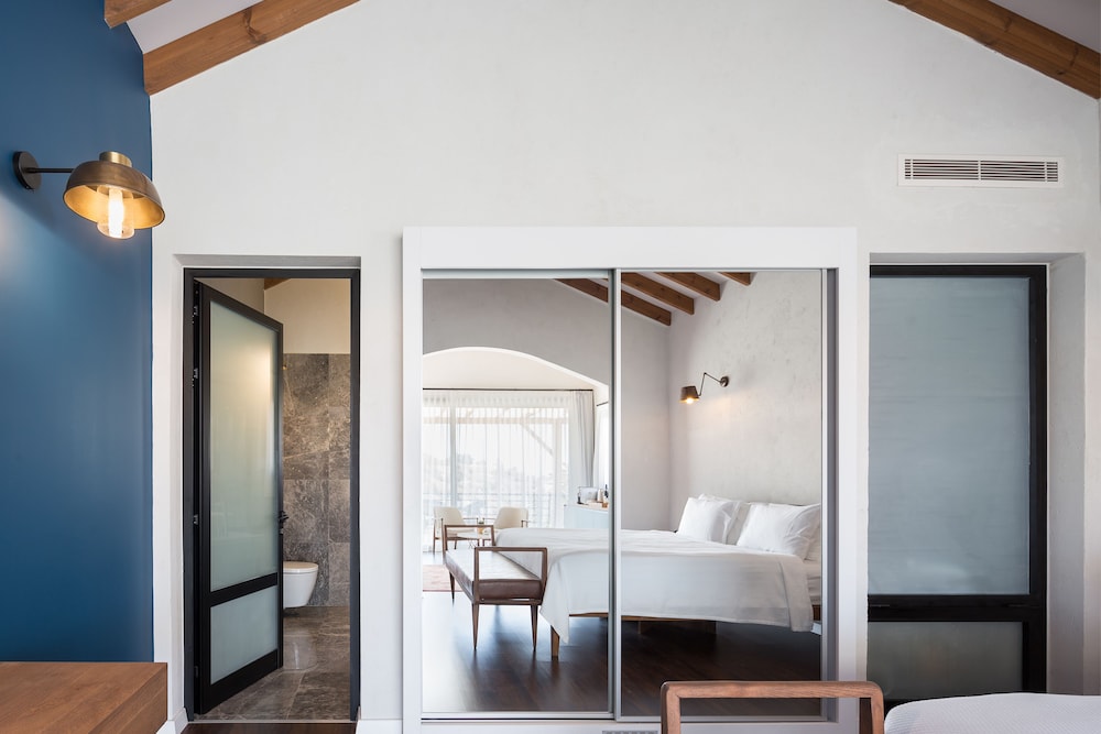 Gillham Vineyard Hotel 50/50
