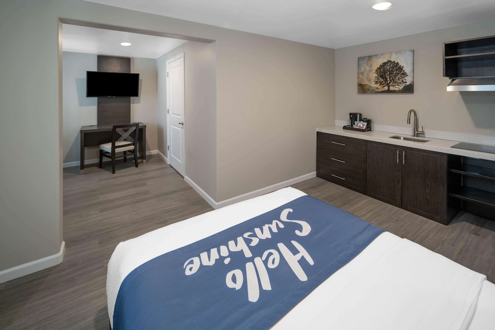 Days Inn by Wyndham Galt/Elk Grove South 11/41