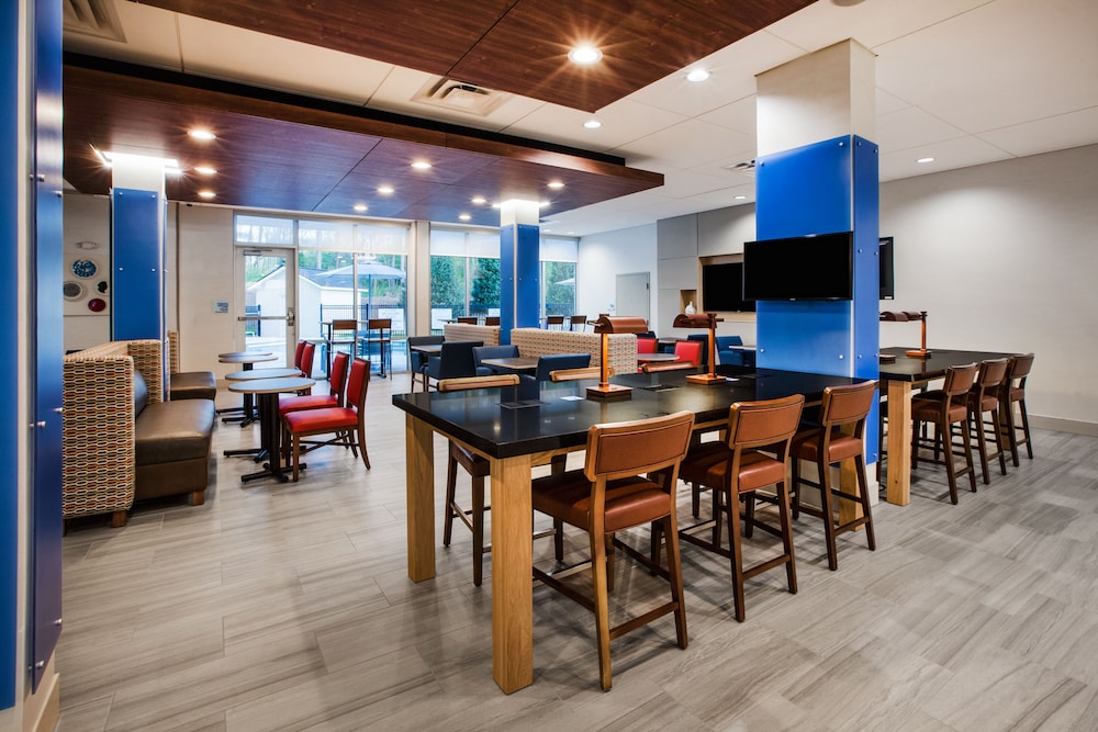 Holiday Inn Express Hotel & Suites Canton 26/37