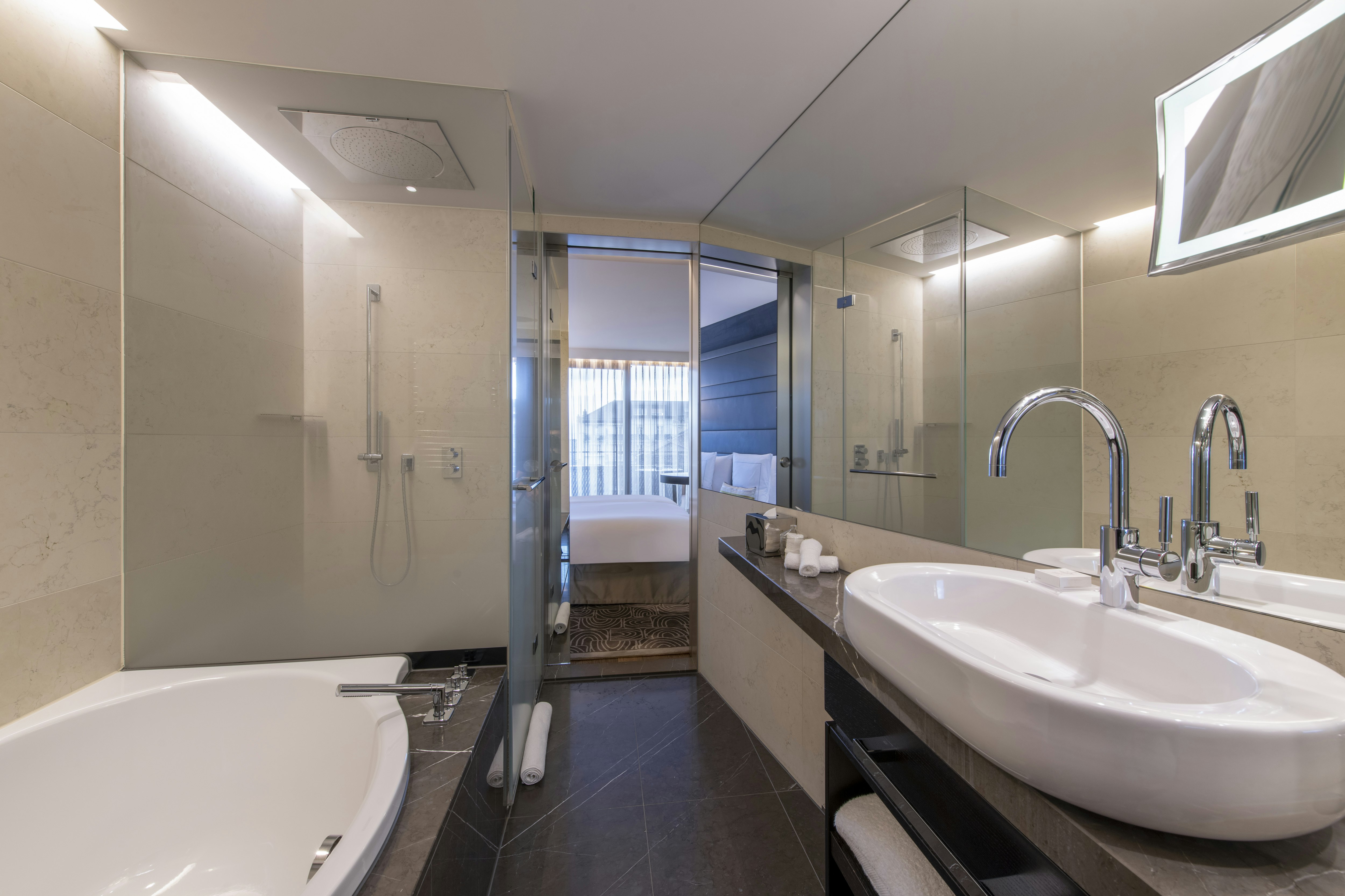 Royal Savoy Hotel and Spa Lausanne 83/84