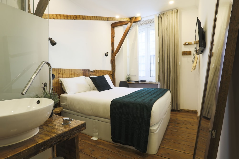262 BOUTIQUE HOTEL 73/74